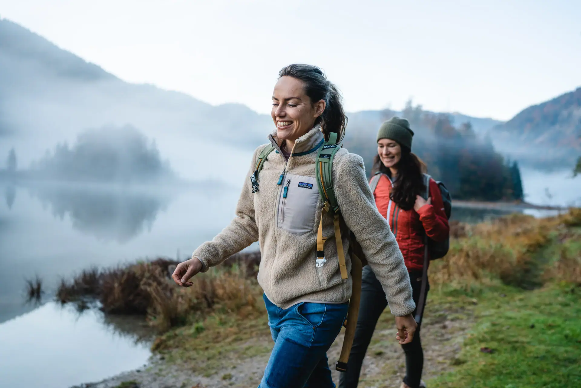 Ruhpolding wandern Eine Frau mit Rucksack beim Wandern im Freien.