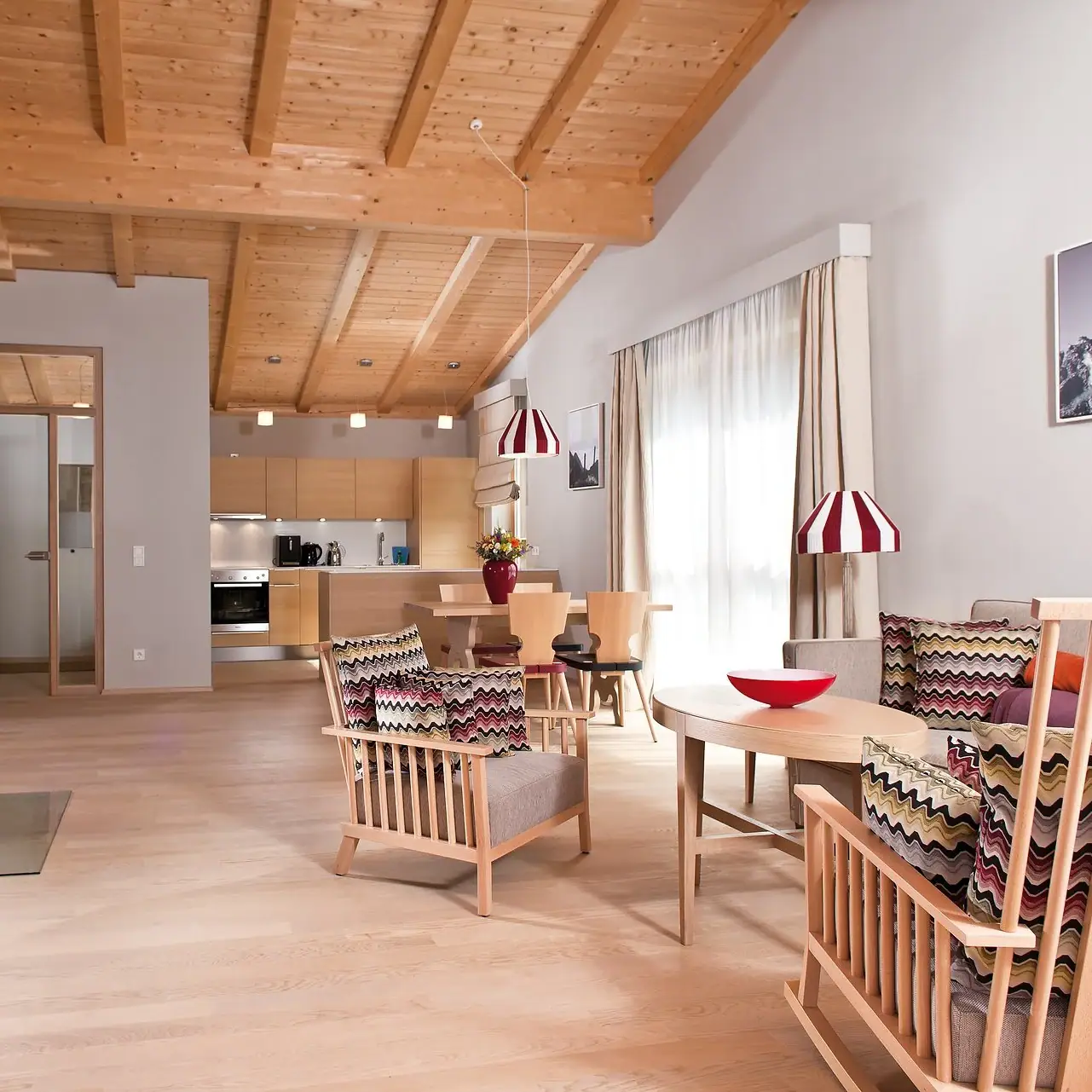 Ein Raum mit Holzdecke und Holzverkleidung.