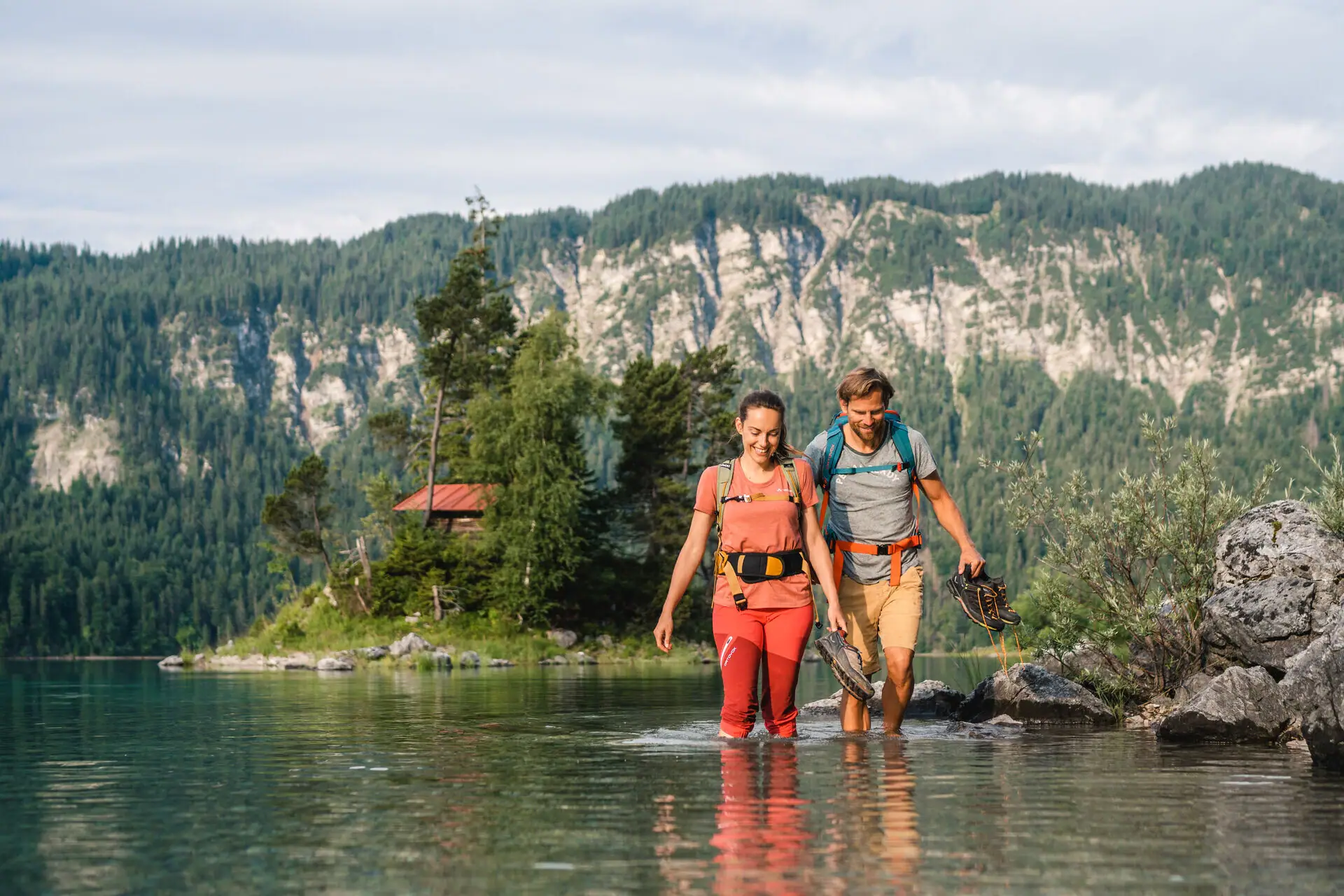 Eibsee Ein Mann und eine Frau gehen im Wasser.