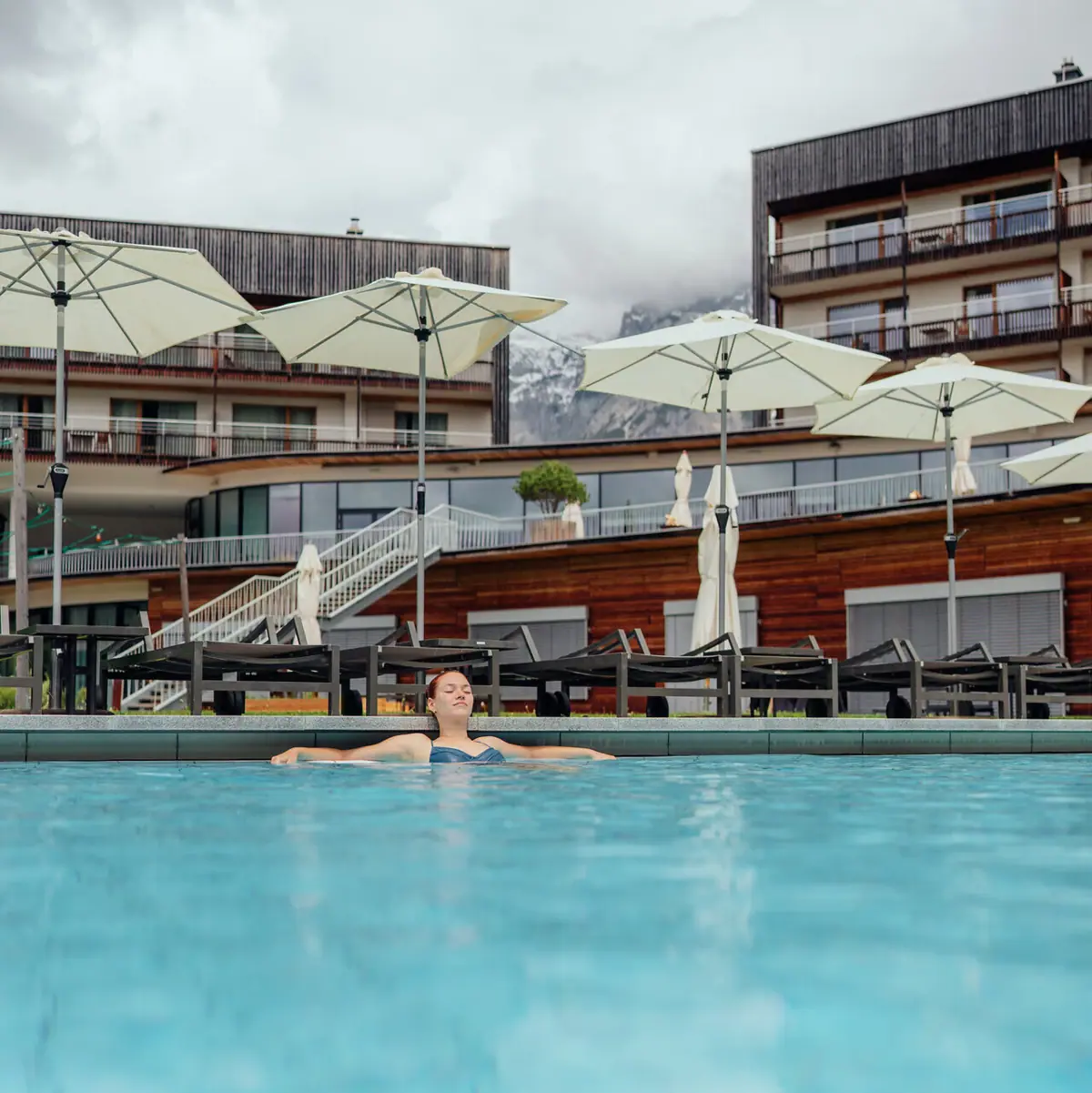 Relaxen im Pool Eine Frau in einem Schwimmbecken.
