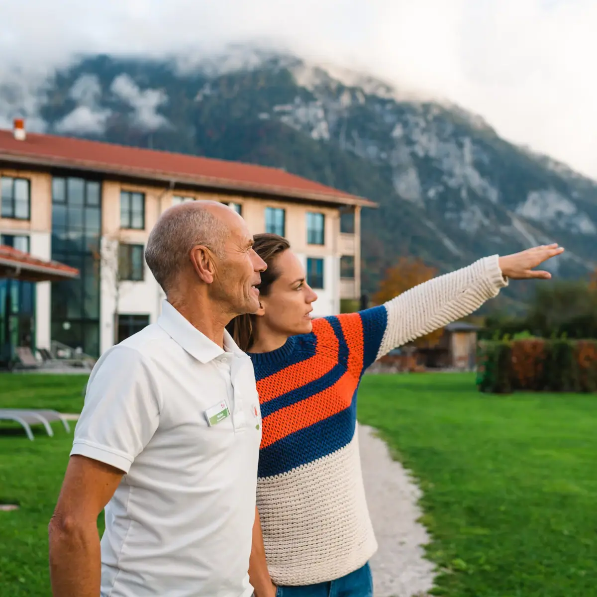 Wunscherfüller Ein Mann und eine Frau stehen draußen auf einer Wiese.