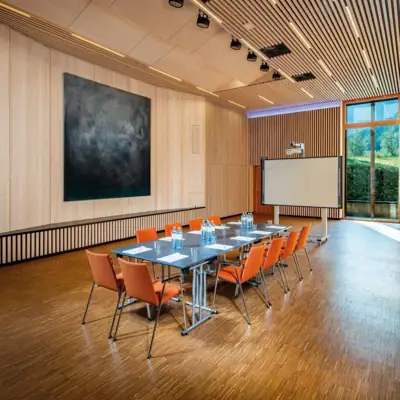 Tagungsraum Ein Raum mit einem Tisch und Stühlen.