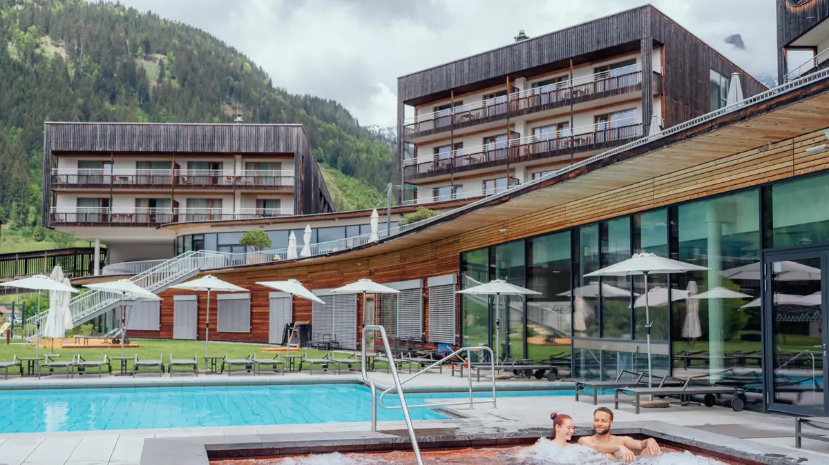 Paar im Whirlpool Ein Paar in einem Whirlpool im Freien.
