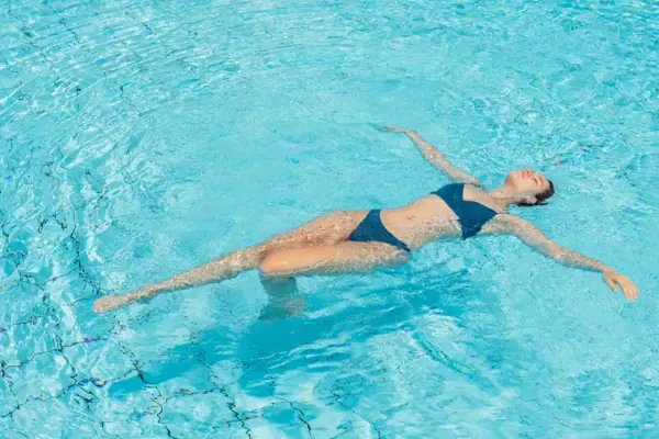 Schwimmen im Pool Eine Frau in einem Schwimmbecken.