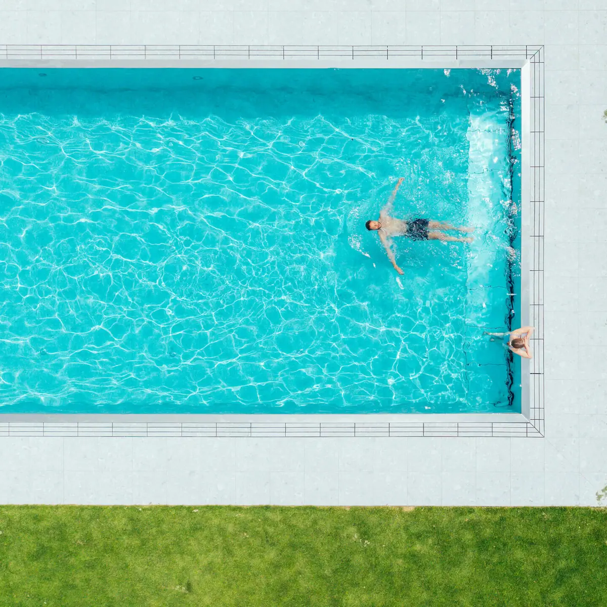 Außenpool Eine Gruppe von Menschen schwimmt in einem Pool.