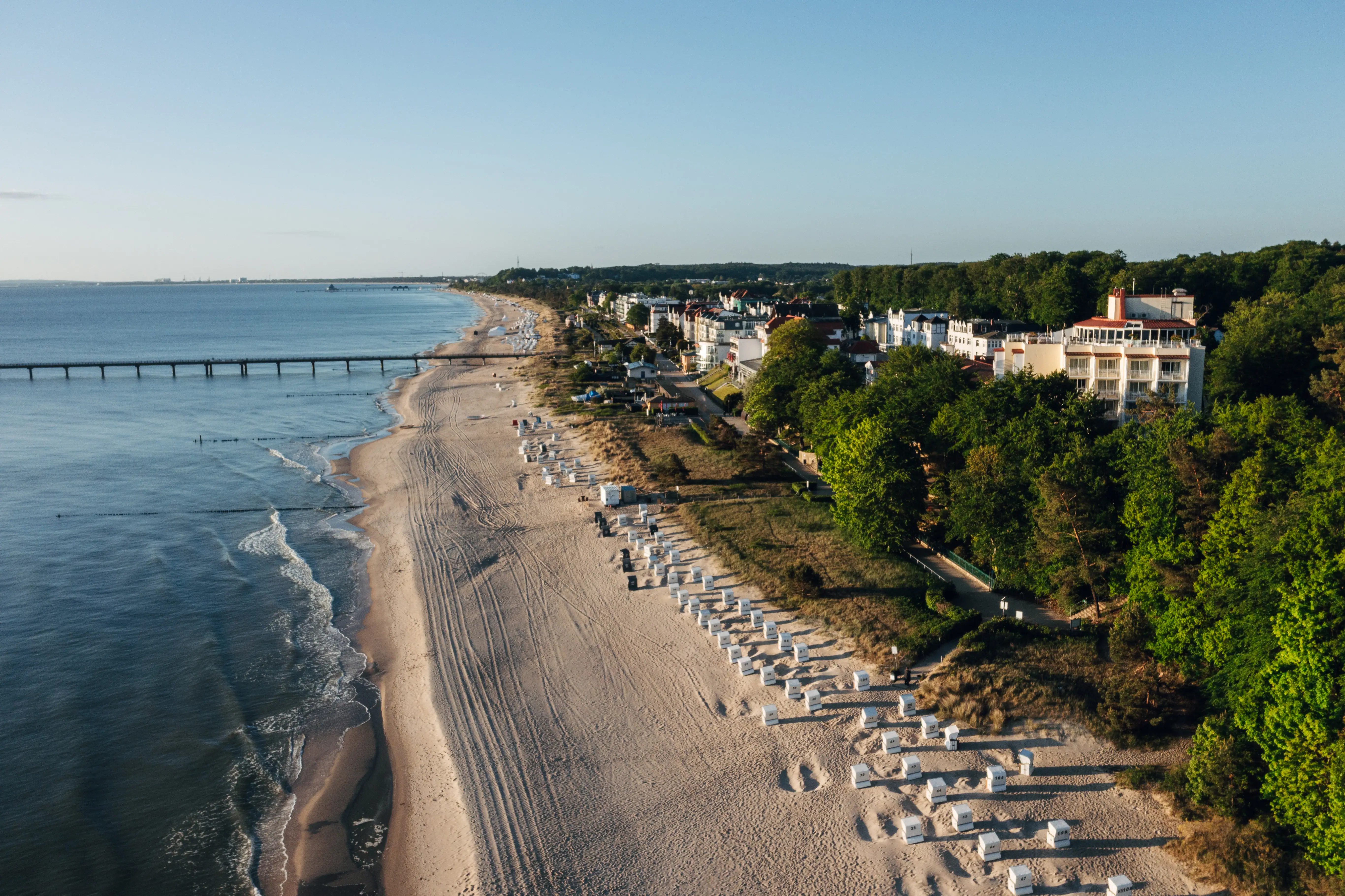 aja Strandhotel Bansin Strand mit Gebäuden und Bäumen