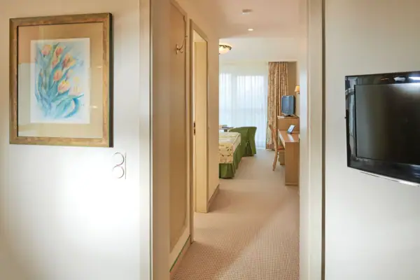 Suite Nordperd & Villen Flur mit Fernseher und Tisch