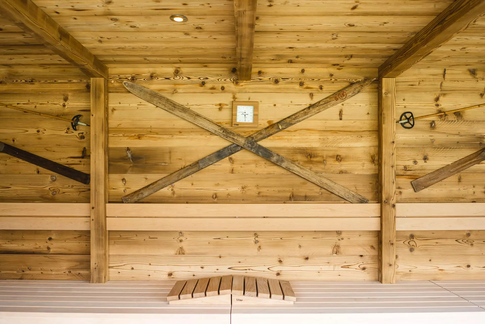 Ansicht einer Wand in einer Holzsauna mit Uhr.