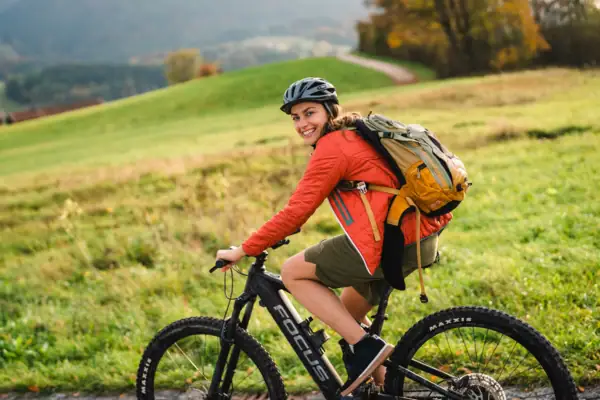 Mountainbiken Eine Frau fährt Fahrrad.
