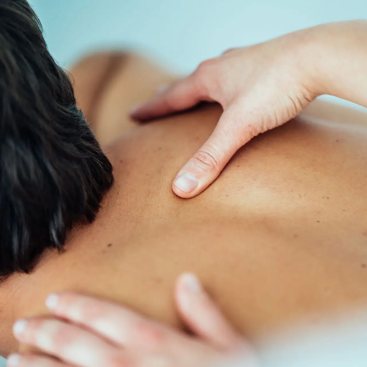 Rückenmassage Eine Person erhält eine Rückenmassage.