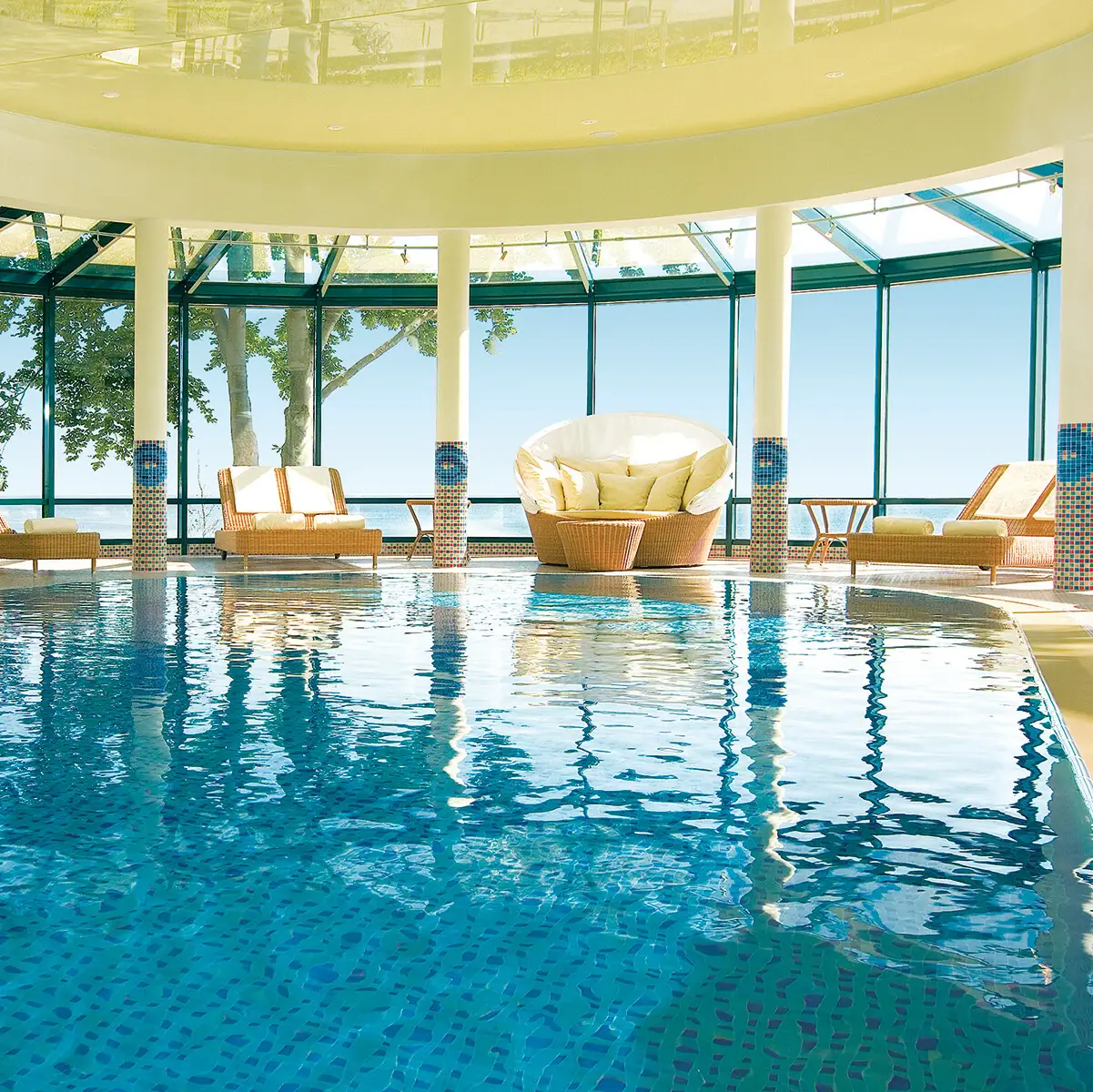 Ein Schwimmbad mit Stühlen und einer großen Decke.