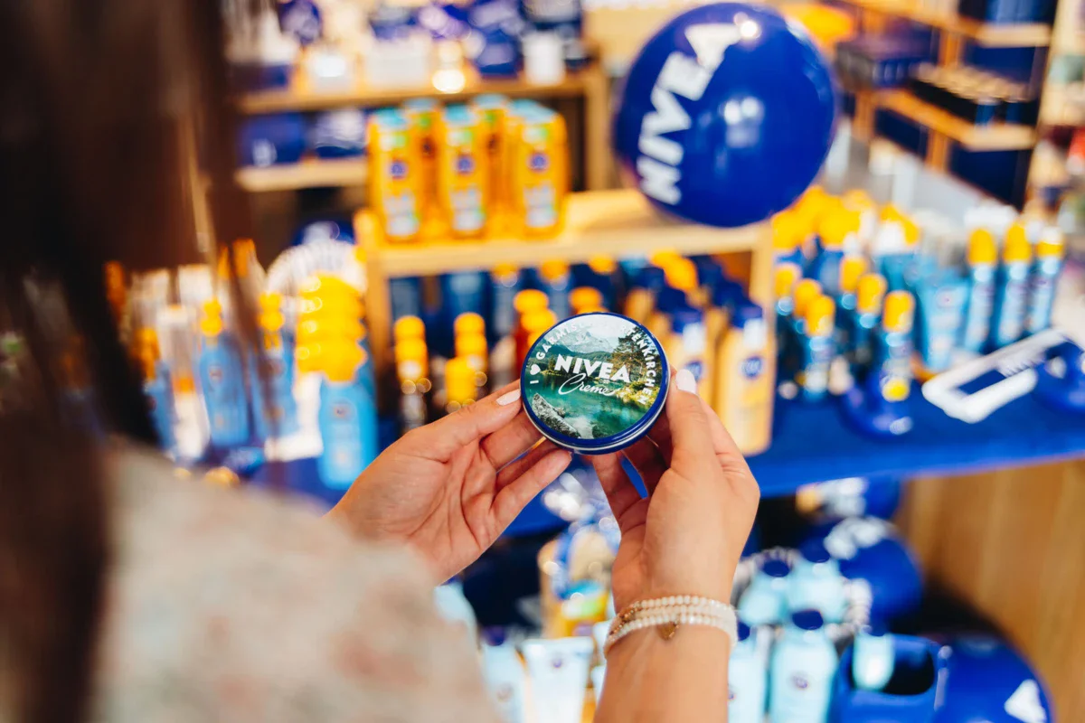 NIVEA Dose Eine Person hält einen Behälter mit Creme.