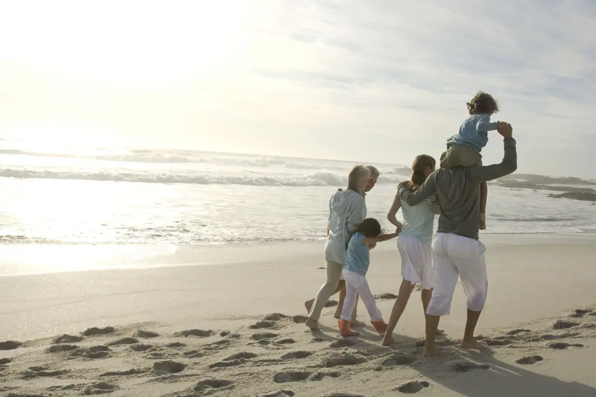 Familienausflug Eine Familie spaziert am Strand.