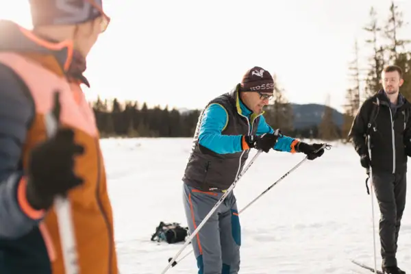 Skilanglauf Eine Gruppe von Menschen auf Skiern im Schnee.