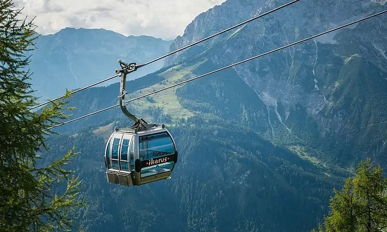 Gondelfahrt Seilbahn vor einem Berg im Hintergrund
