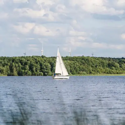Segeln Segelboot auf einem See.