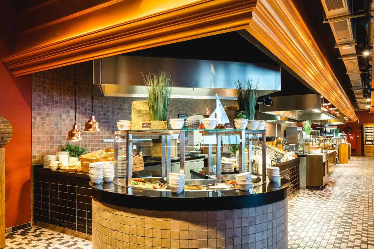 Eine Küche mit großem Tresen und großem Ofen.