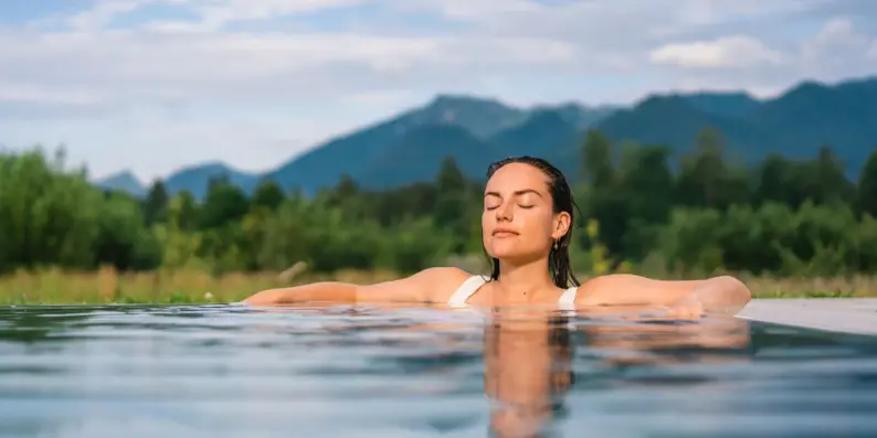 Eine Frau ist im Pool am Entspannen und hat die Augen zu. Eine Frau ist im Pool am Entspannen und hat die Augen zu.