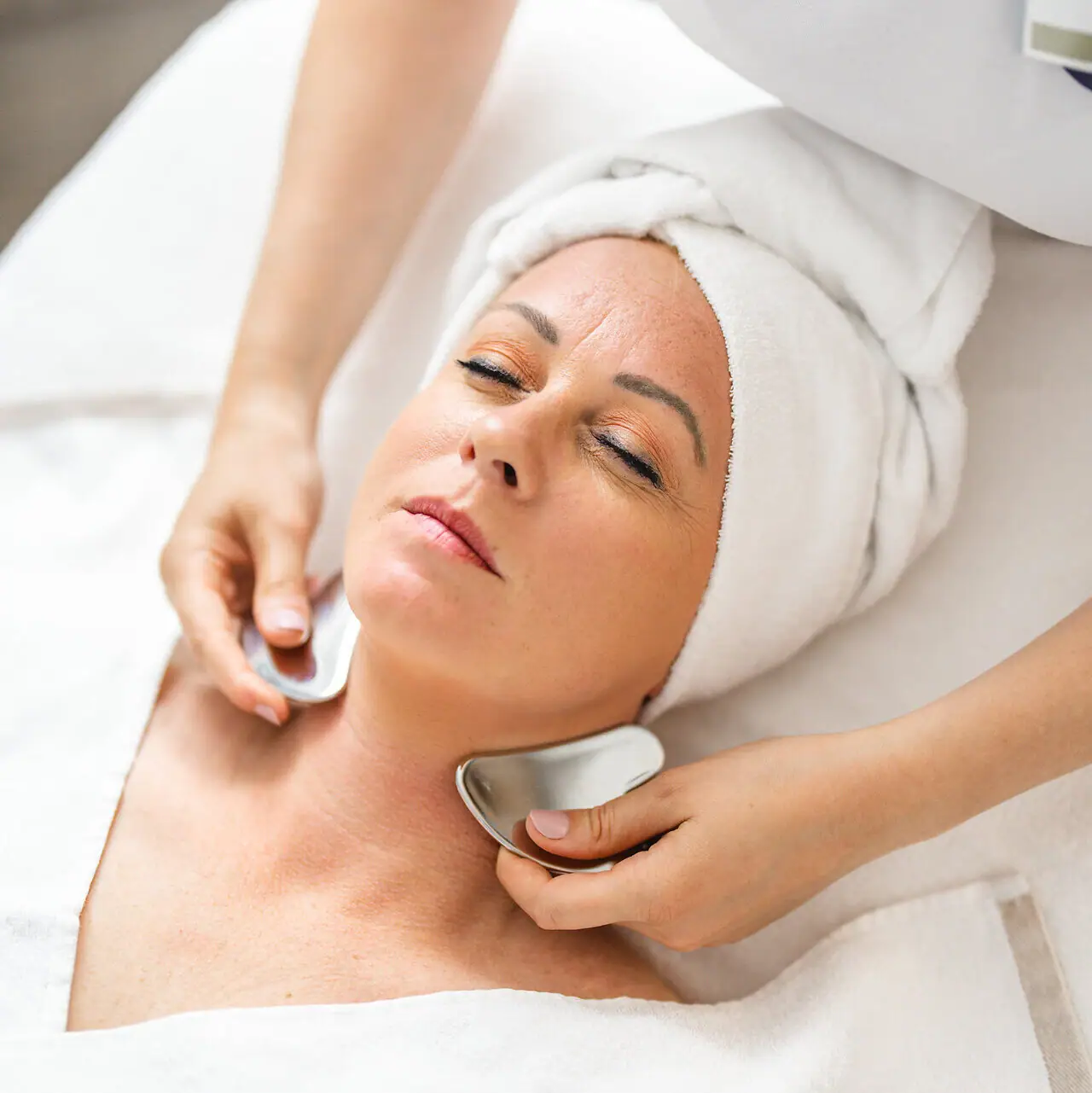 Eine Frau erhält eine Gesichtsmassage.