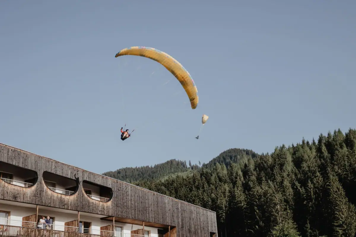Paragliding Person beim Paragliding im Himmel.