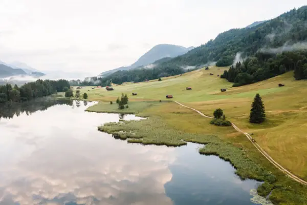 Geroldsee Ein See, umgeben von Bäumen und Gebäuden.