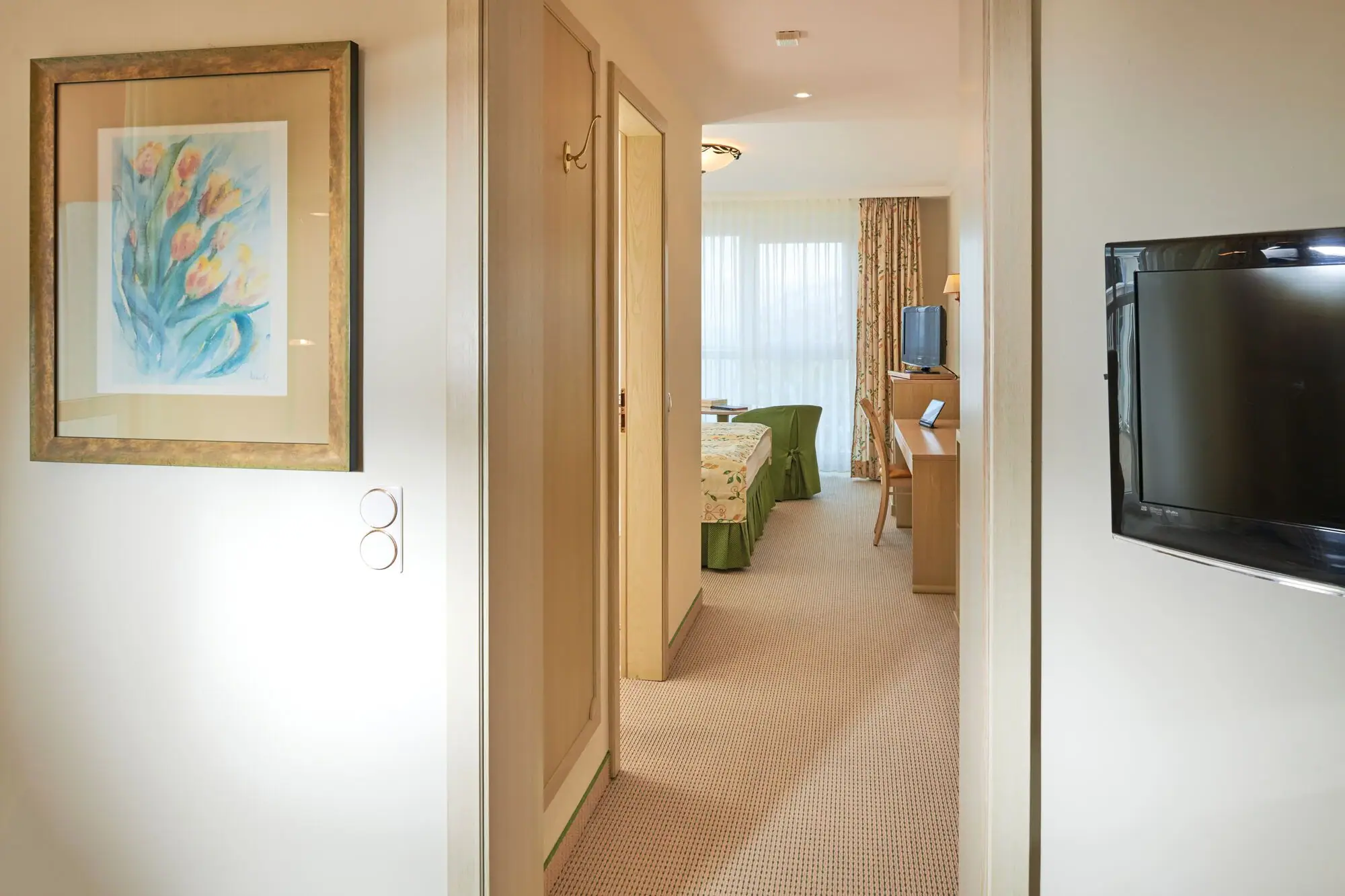 Suite Nordperd & Villen Flur mit Fernseher und Tisch