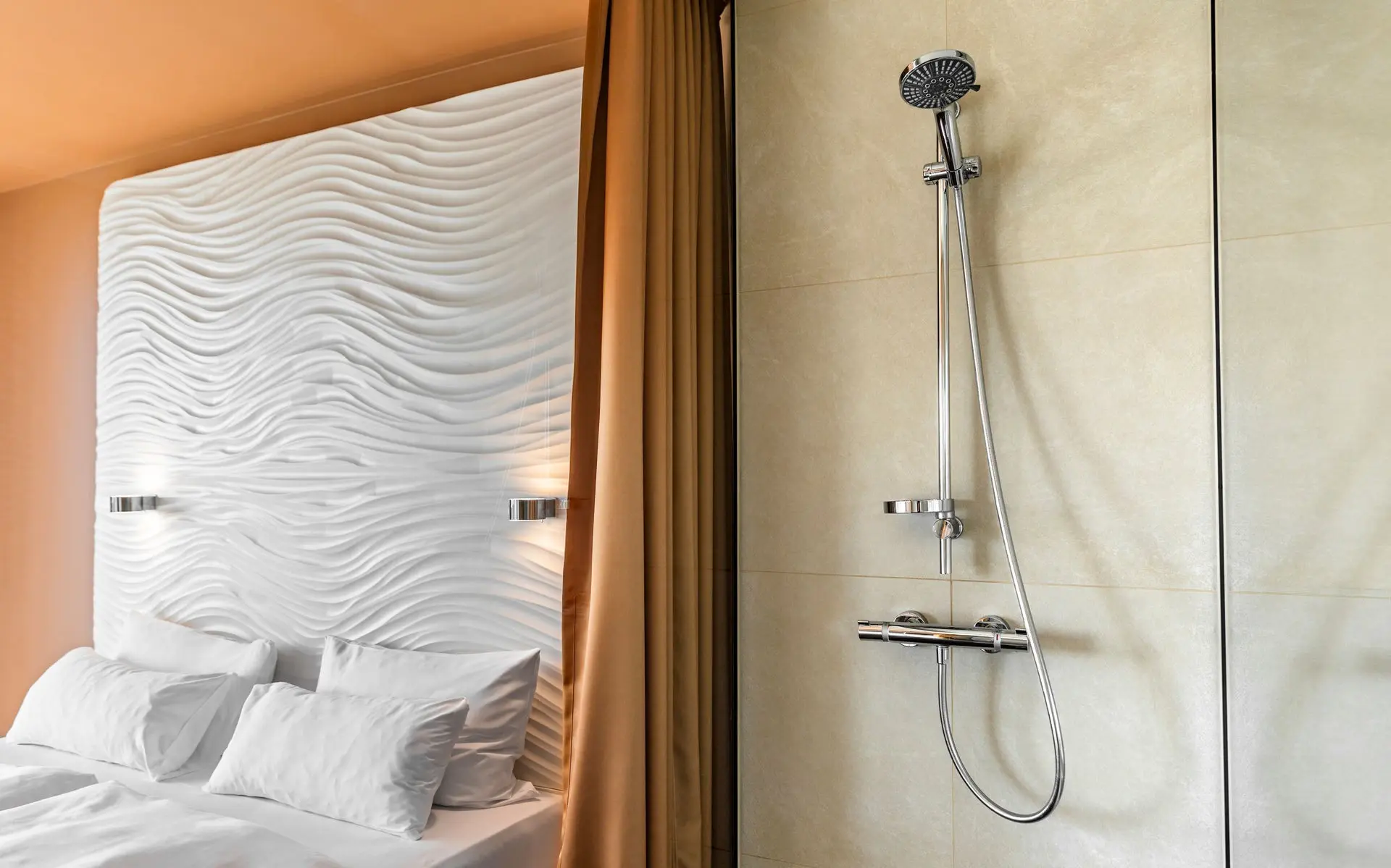 Ein Zimmer mit einem Bett und einer Dusche
