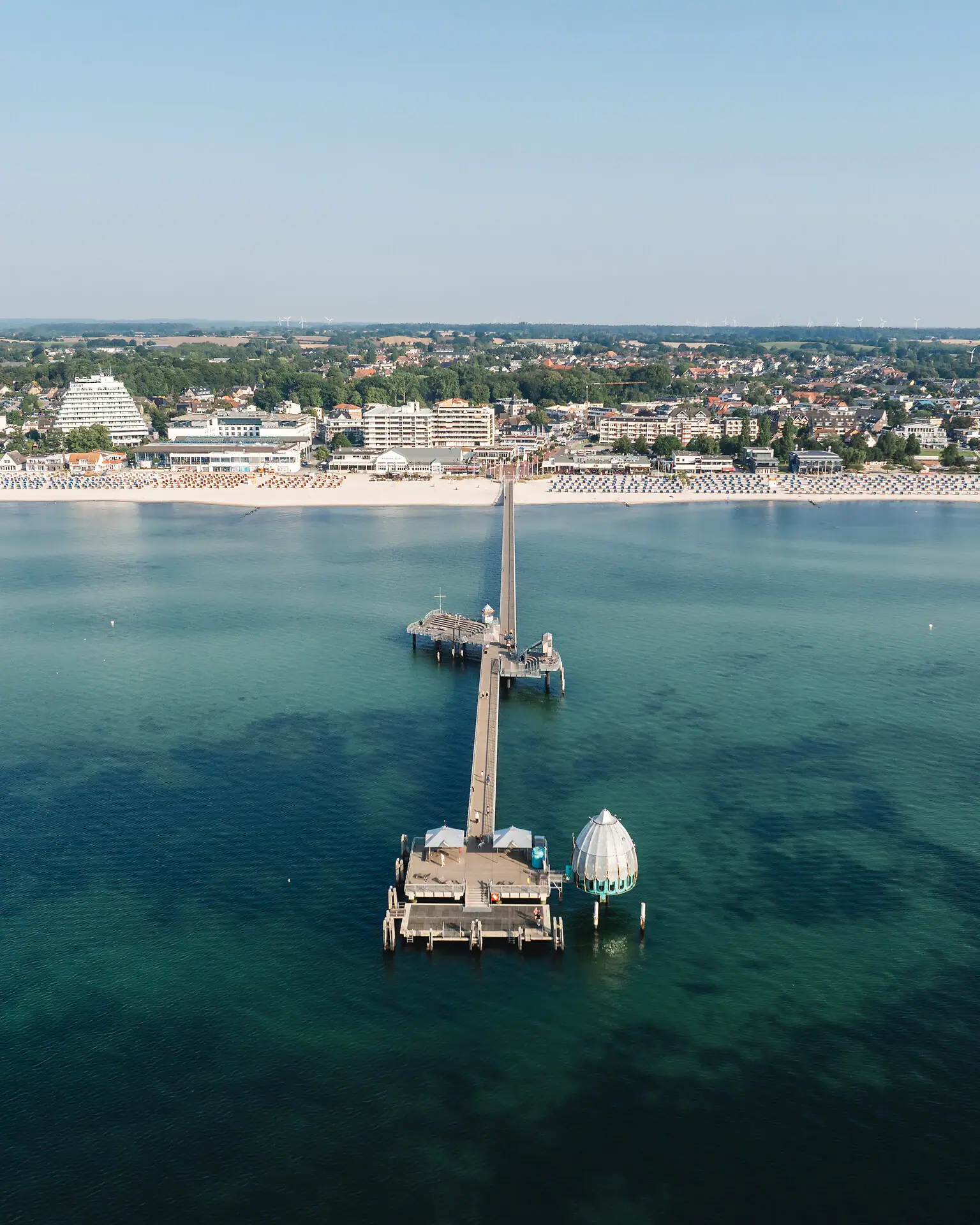 Ein langer Steg auf einem Gewässer.