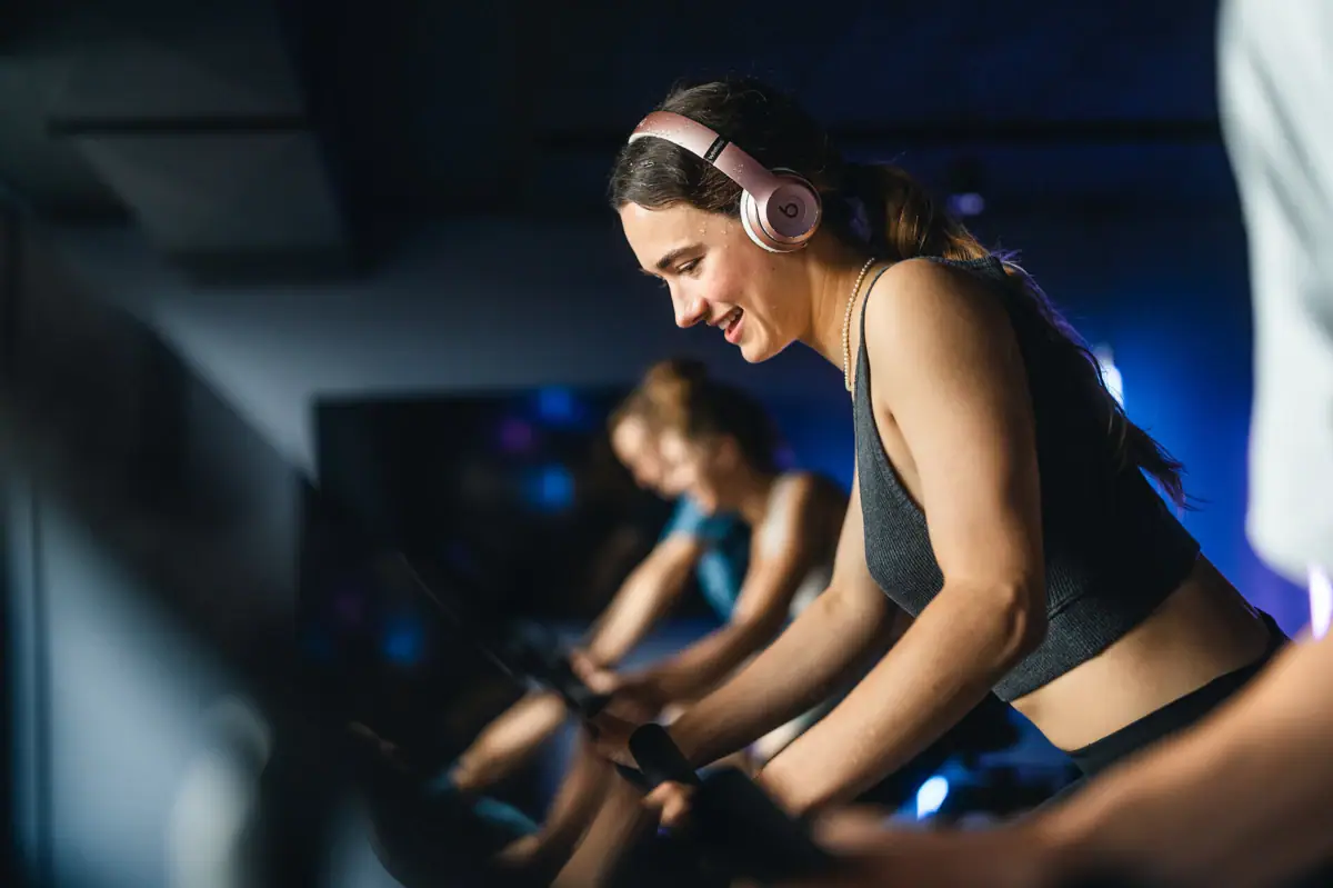 Fitnessbereich im aja Bad Saarow Eine Gruppe von Frauen auf Laufbändern.