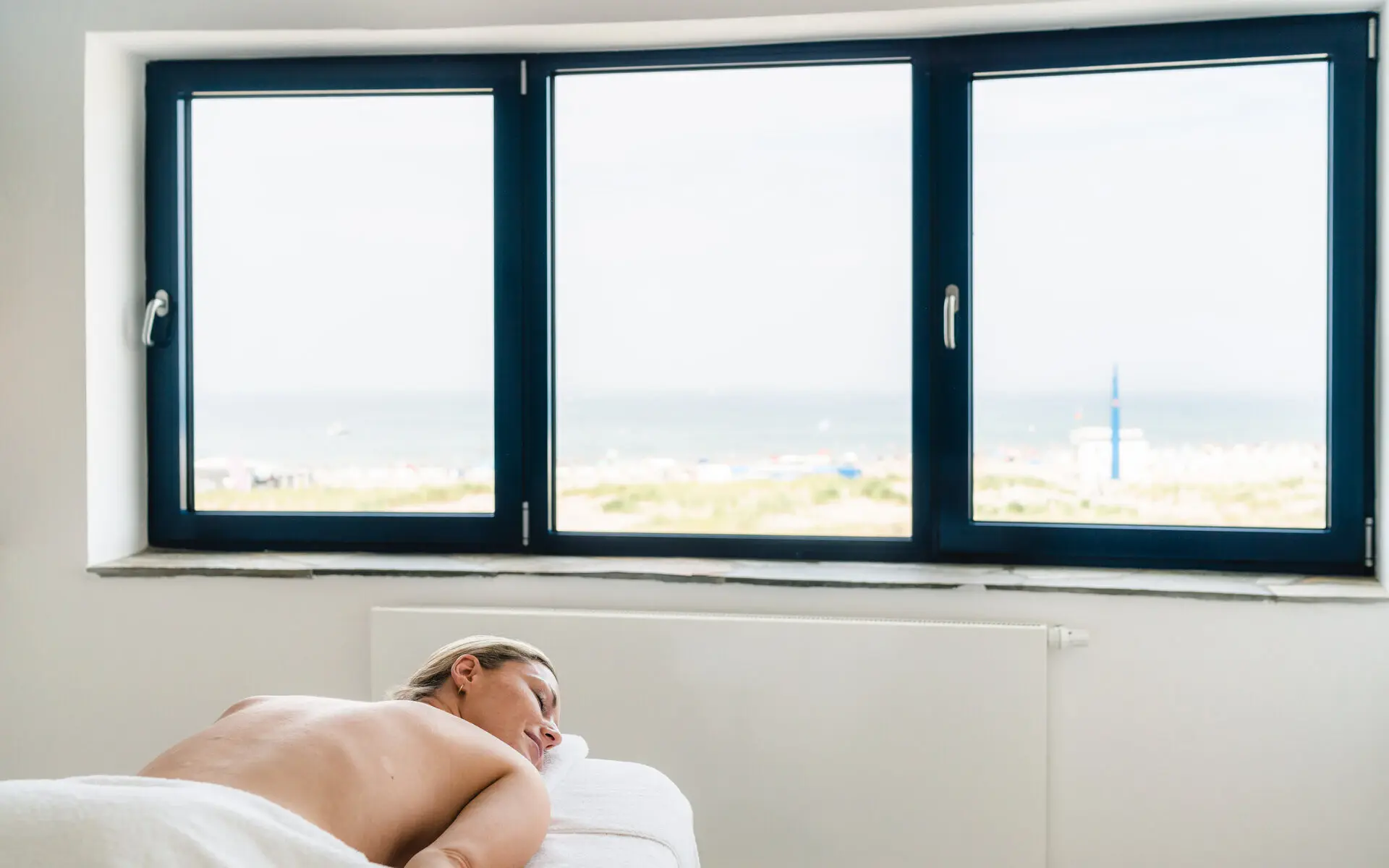 Massage mit Aussicht Eine Frau liegt auf einer Massageliege.