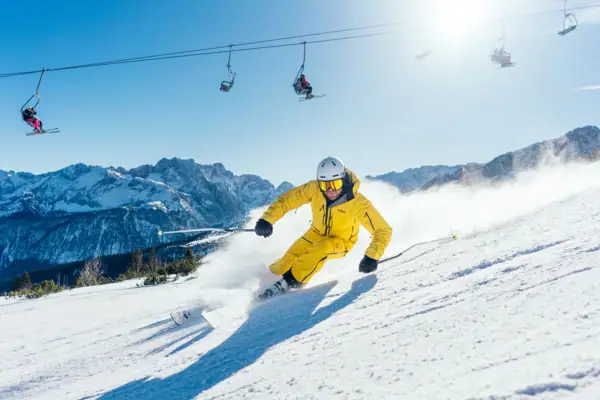 Ski Garmisch Eine Person fährt auf Skiern einen schneebedeckten Berg hinunter.