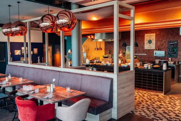 Restaurant Ein Restaurant mit Tischen und Stühlen.