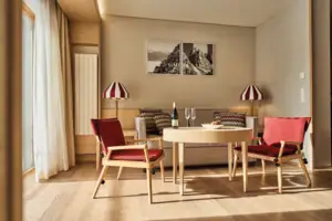 Suite Wohnbereich Ein Raum mit einem Tisch und Stühlen.