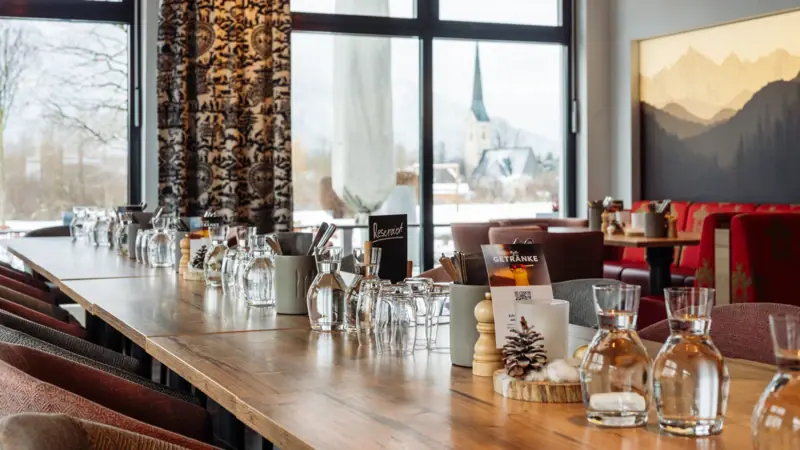 Restaurant Ein Tisch mit Gläsern und ein paar Gläser darauf.