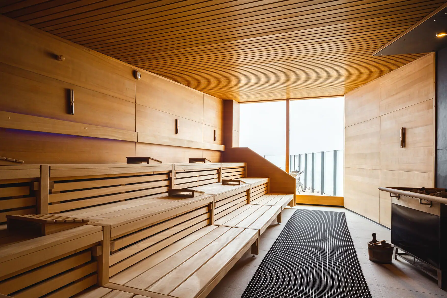 Holzsitze in einem Raum