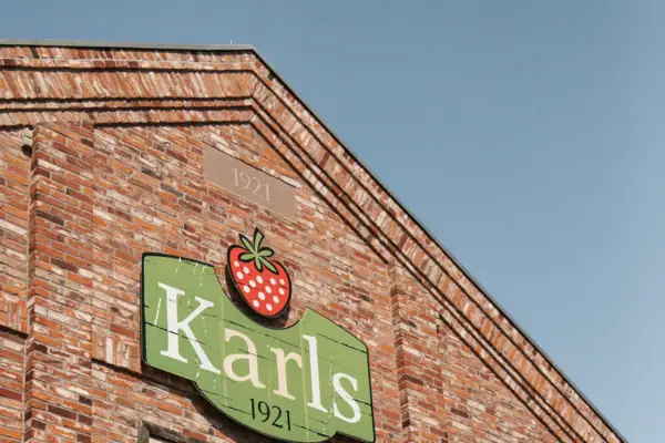 Karls Erlebnis-Dorf Elstal Ein Schild an der Seite eines Backsteingebäudes.