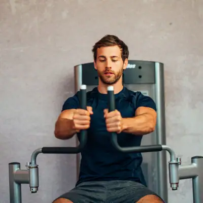 Fitness Ein Mann trainiert an einem Fitnessgerät.