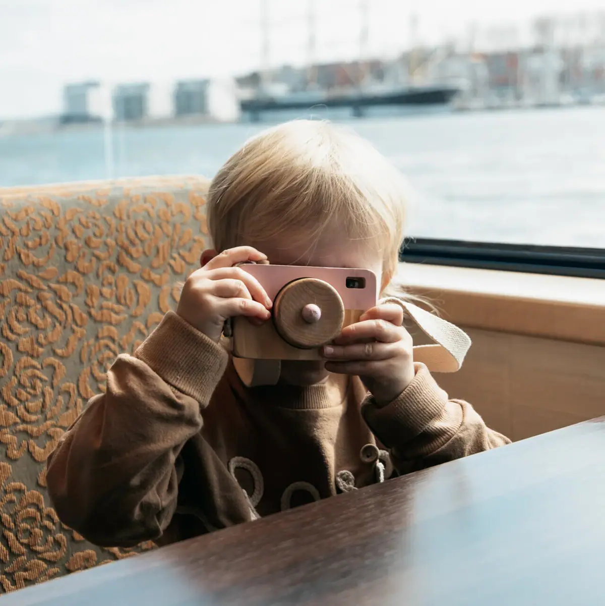 Mädchen mit Fotoapparat Ein Kind hält eine Kamera.