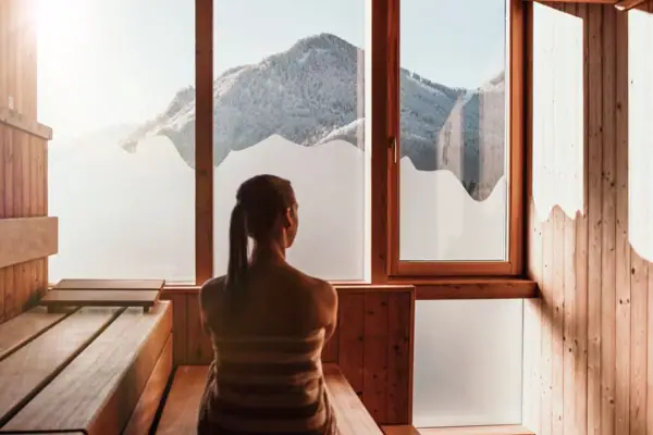 Saun im Winter Eine Frau sitzt in einer Sauna.