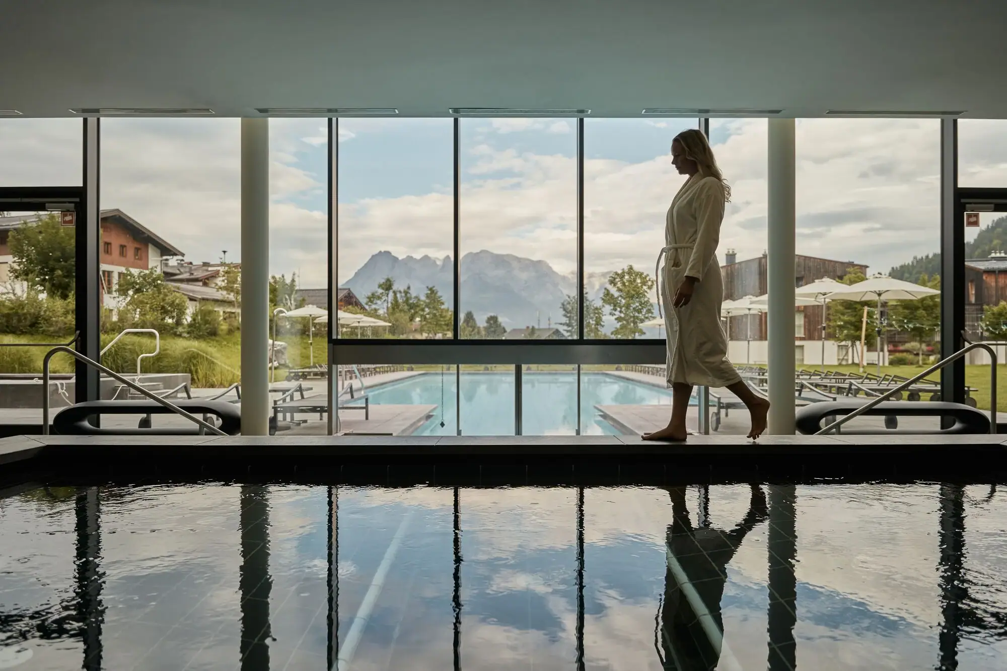 SPA Werfenweng Eine Frau geht an einem Pool entlang.