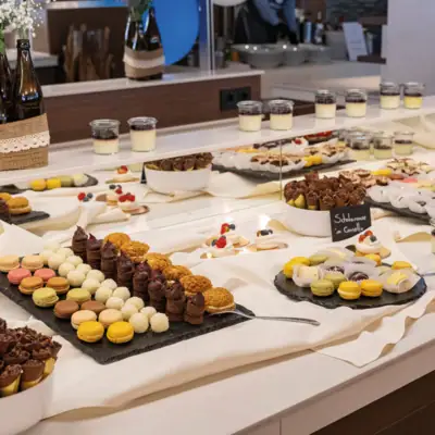 Dessert Ein Tisch mit verschiedenen Speisen darauf.