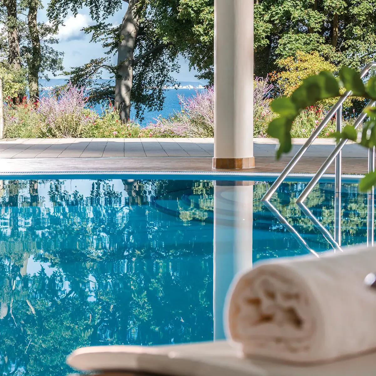 Pool Nordperd & Villen Ein Pool mit einem Handtuch und einem Geländer.