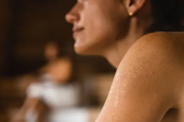 Dampfbad Nahaufnahme einer weiblichen Schulter