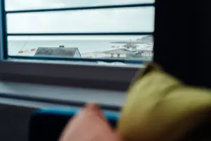 Ausblick aus dem Zimmer Fenster mit Blick auf einen Strand und Gebäude