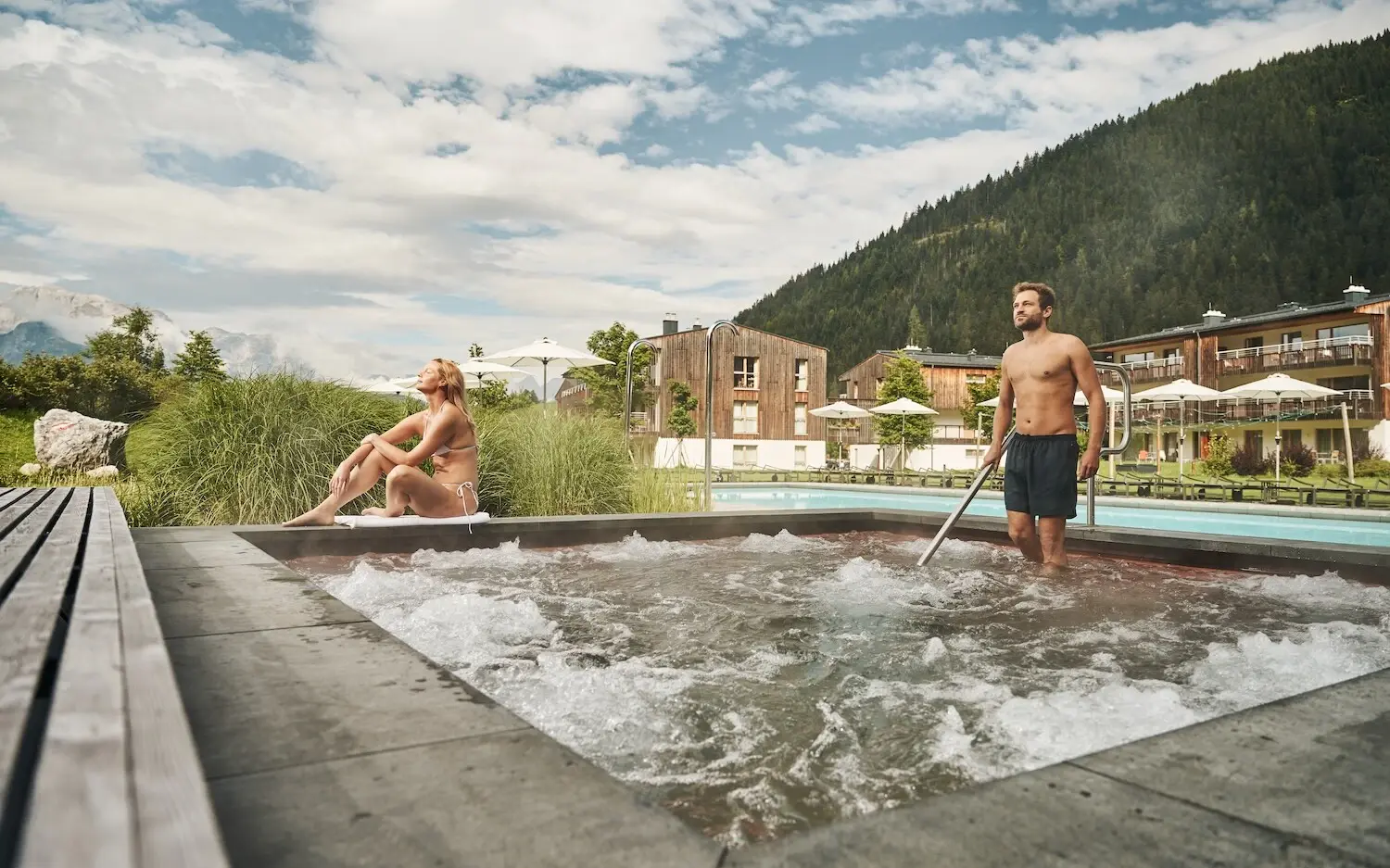 Outdoor Whirlpool aja Werfenweng Ein Mann und eine Frau in einem Whirlpool im Freien.