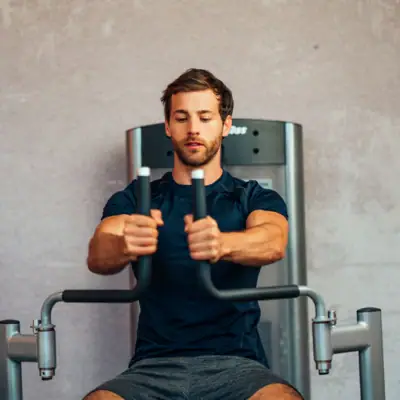 Fitnessgerät Ein Mann trainiert an einem Fitnessgerät.