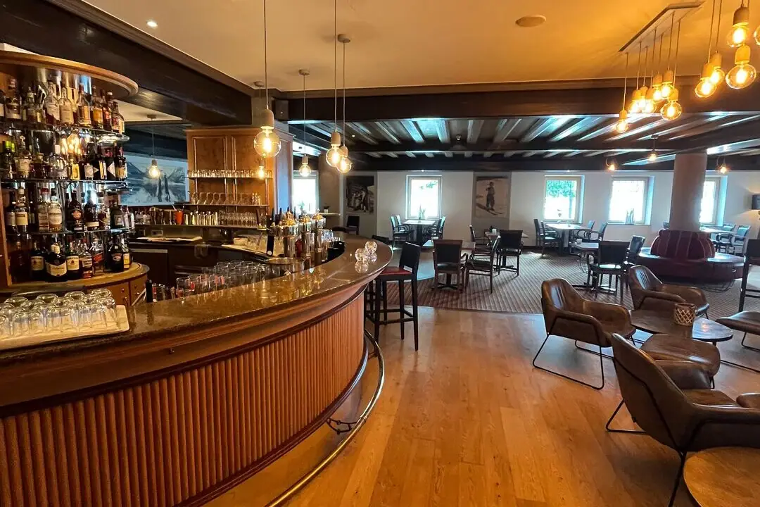 Lounge Furisto Eine Bar mit Tresen und Stühlen.