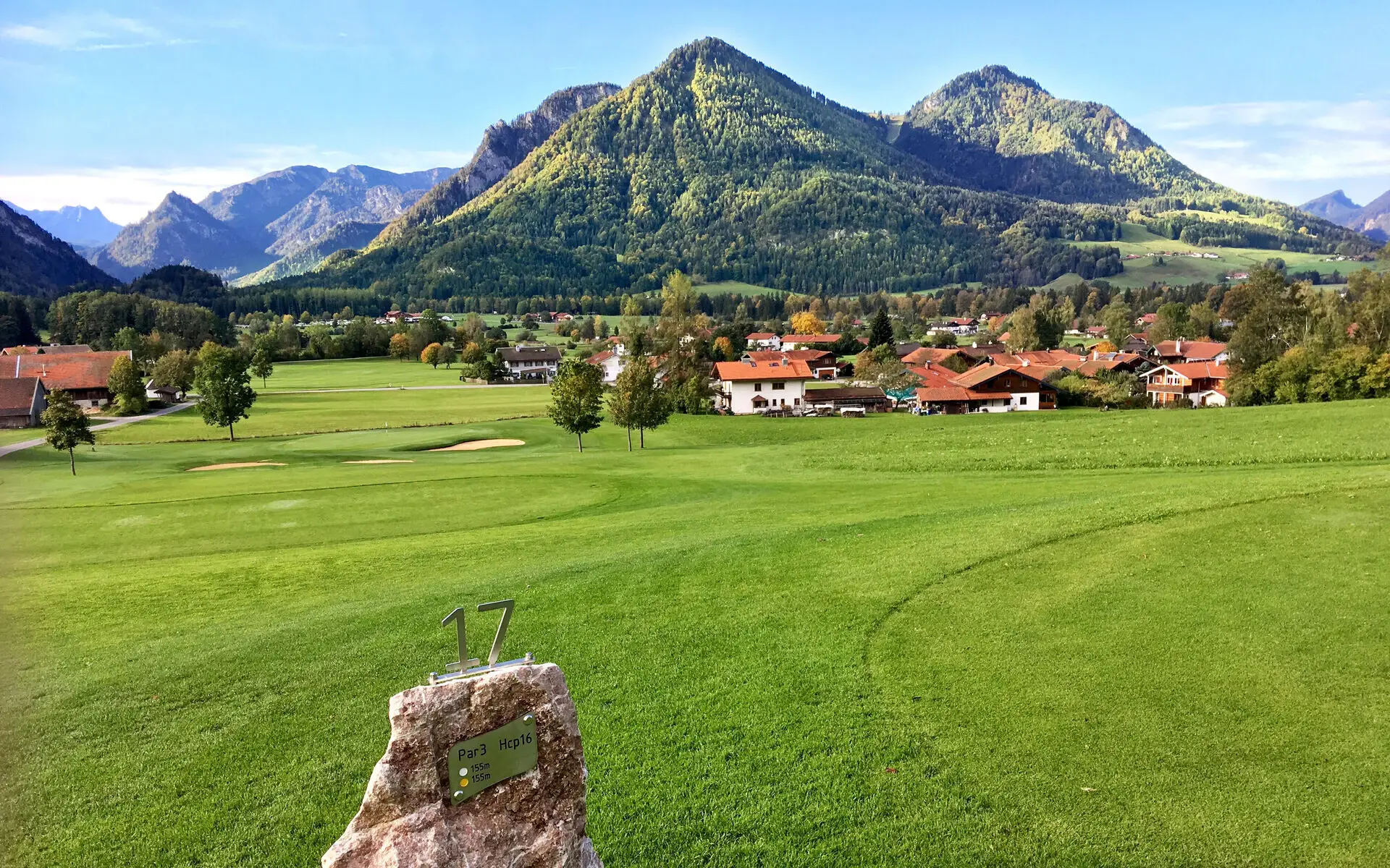 Golfplatz Ruhpolding Eine grüne Wiese und im Hintergrund die Chiemgauer Alpen.