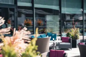 Terrasse Eine Terrasse mit einem Tisch und Stühlen.