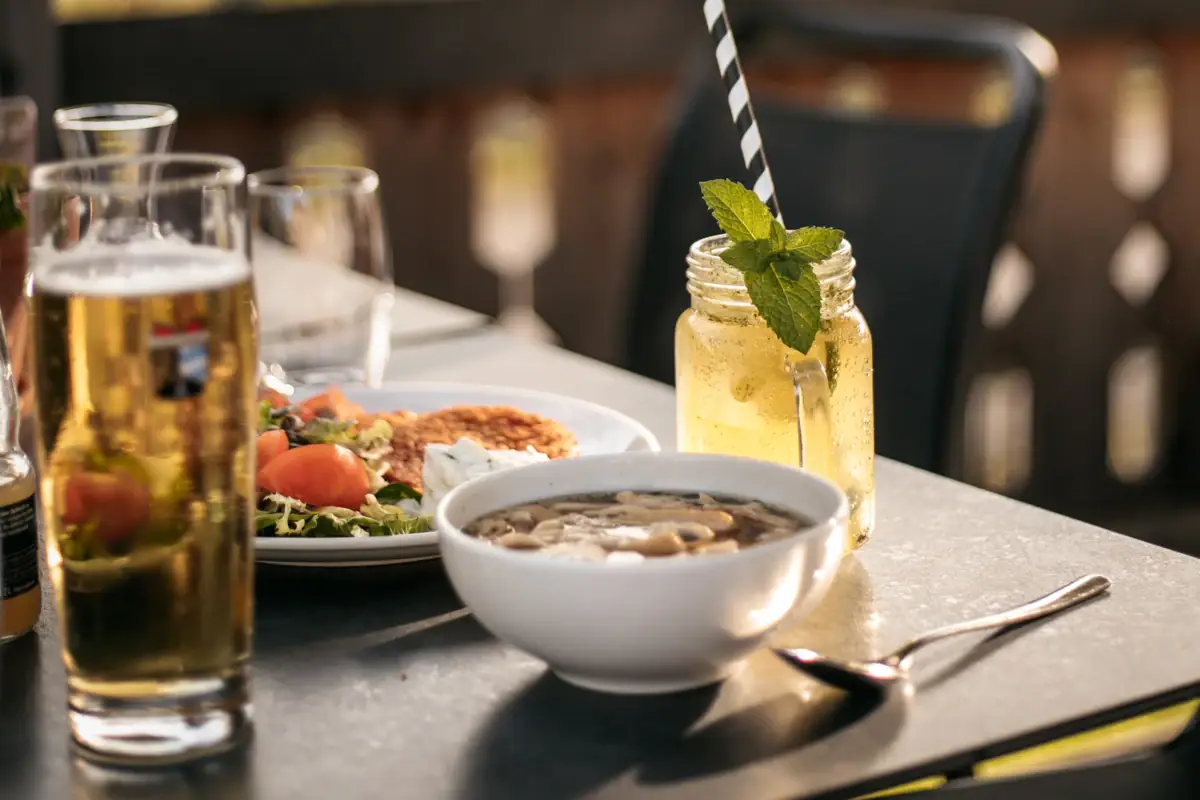 Mittagessen Ein Tisch mit Speisen und Getränken darauf.